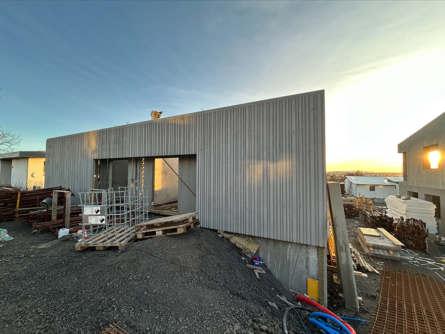 Uppkomið burðarvirki úr forsteypum einingum, gluggaísetning