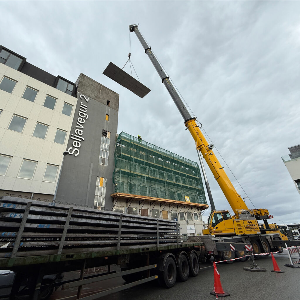 Breyting á eldra húsnæði. Efsta hæð rifin af, þrjár hæðir byggðar ofaná úr forsteyptum einingum