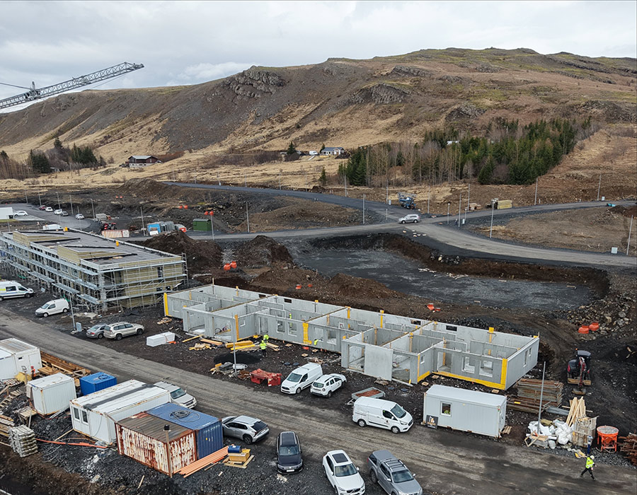 Uppkomið burðarvirki úr forsteyptum einingum, gluggaísetning